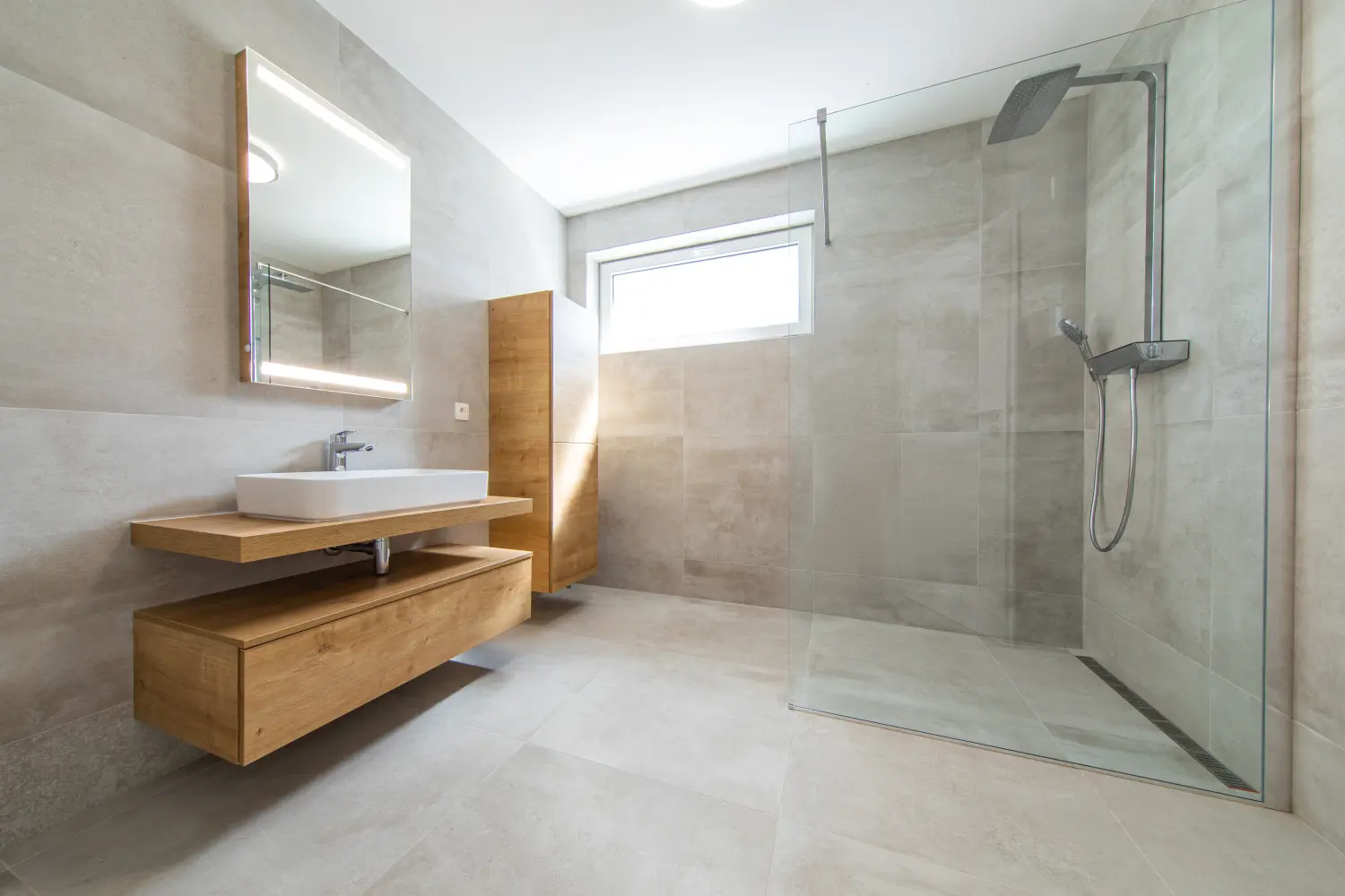 Badezimmer mit Dusche