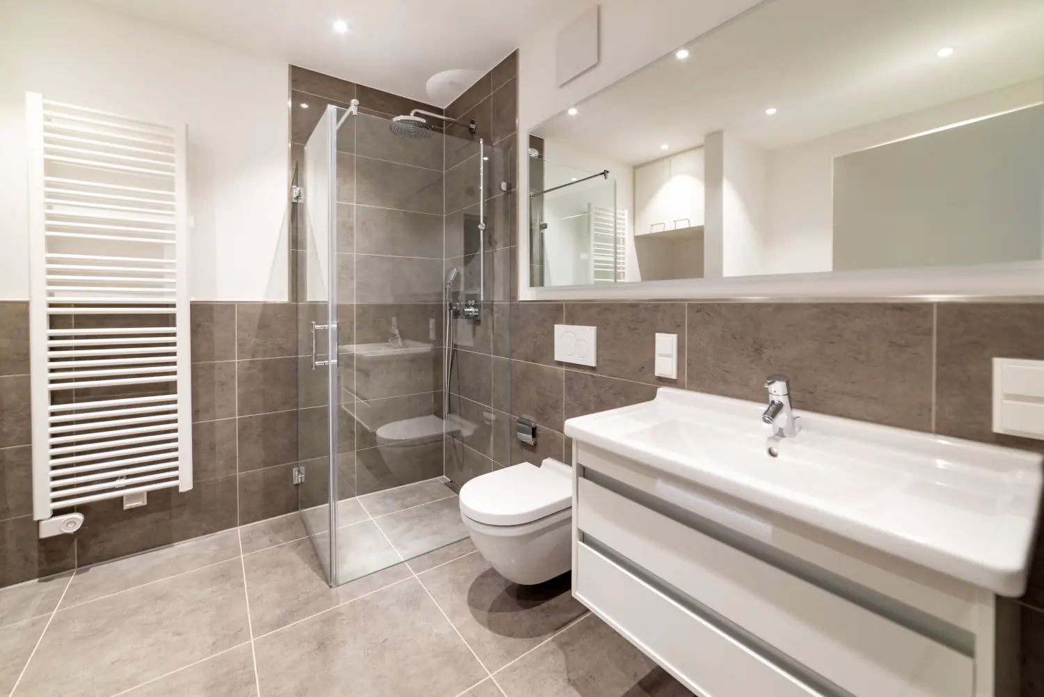 modernes Badezimmer in Neubauhaus